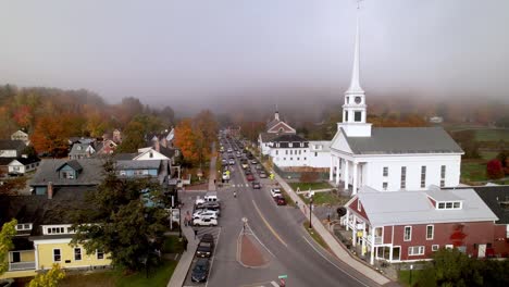 Empuje-Aéreo-De-Stowe-Vermont-Sobre-Las-Copas-De-Los-árboles-En-Otoño