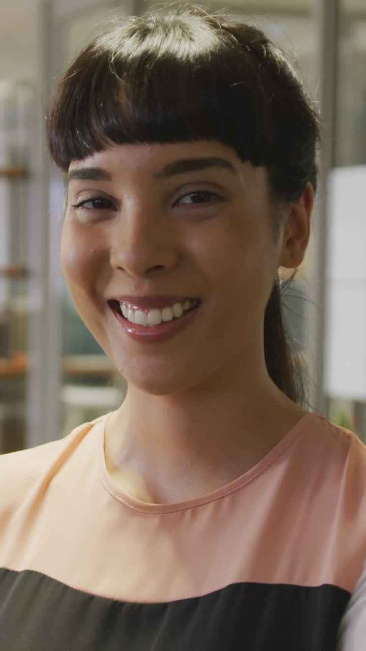 retrato de una feliz mujer de negocios caucásica en una oficina vacía