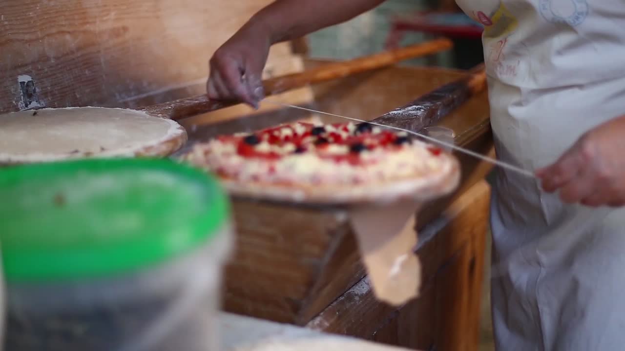 Mani di donna che preparano una torta tradizionale