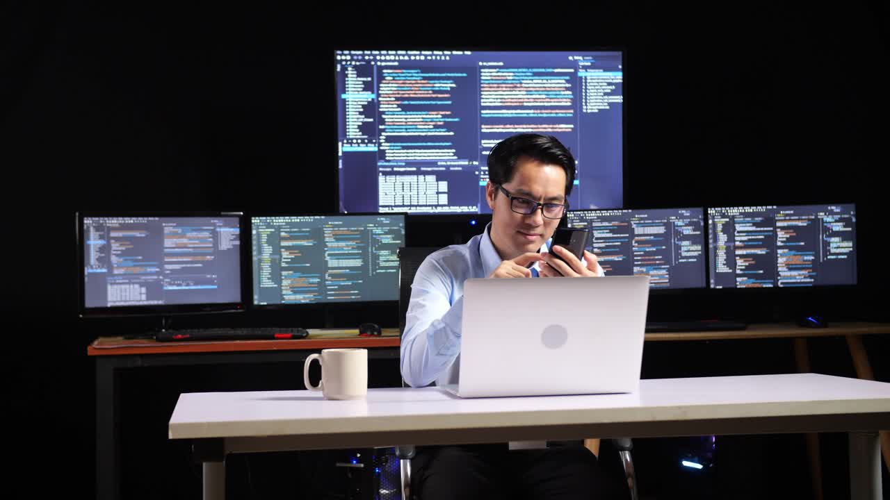 programador trabajando hasta tarde en la noche