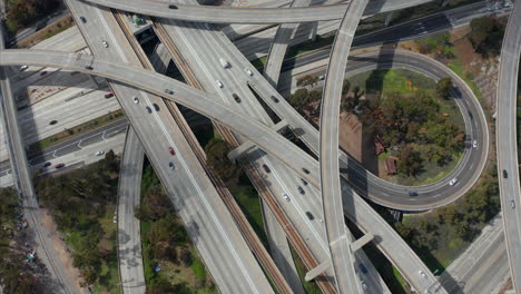 Vista-Aérea-Dando-Vueltas-Lentamente-Sobre-La-Autopista-De-Intercambio-Judge-Pregerson-Que-Muestra-Múltiples-Caminos-Con-Poco-Tráfico-De-Automóviles-En-Los-Ángeles-Durante-Los-Tiempos-De-La-Pandemia-Del-Coronavirus-Covid19-En-Los-Días-Soleados