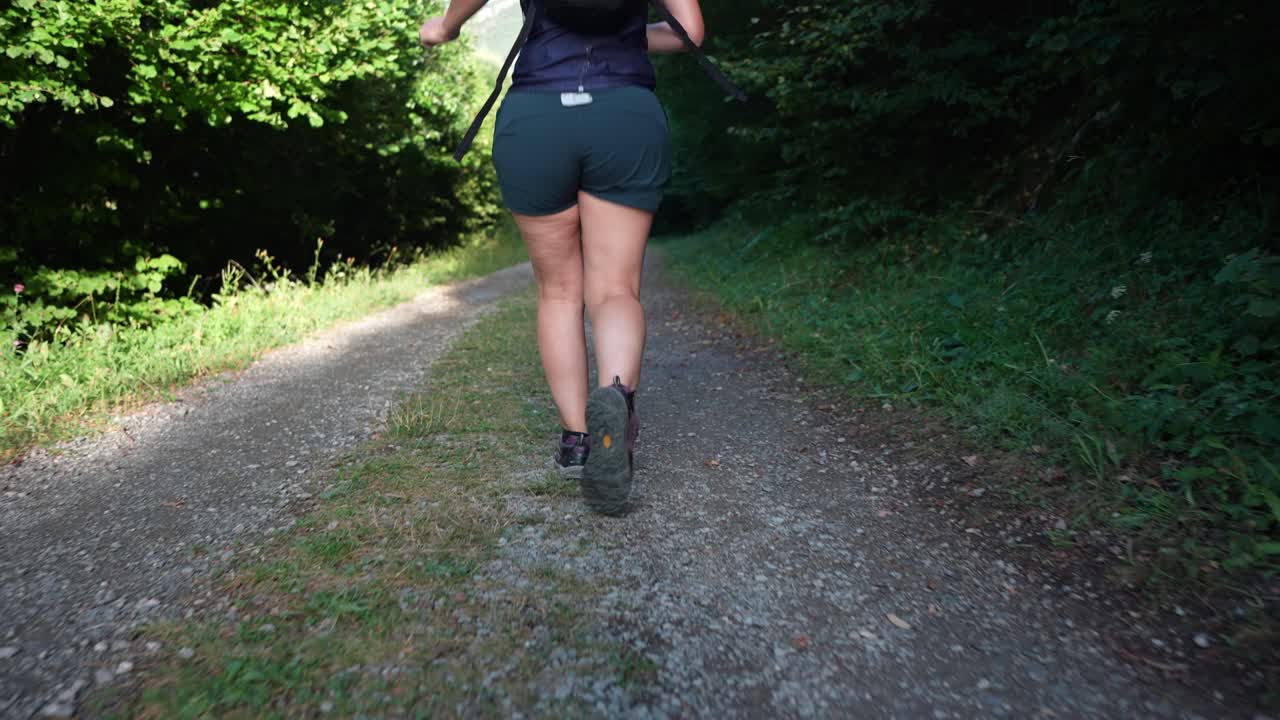 Mujer corriendo por un sendero