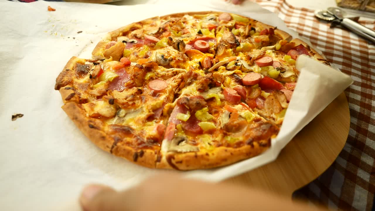 맛있는 피자를 잘라내는 사람