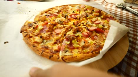 una persona cortando una deliciosa pizza