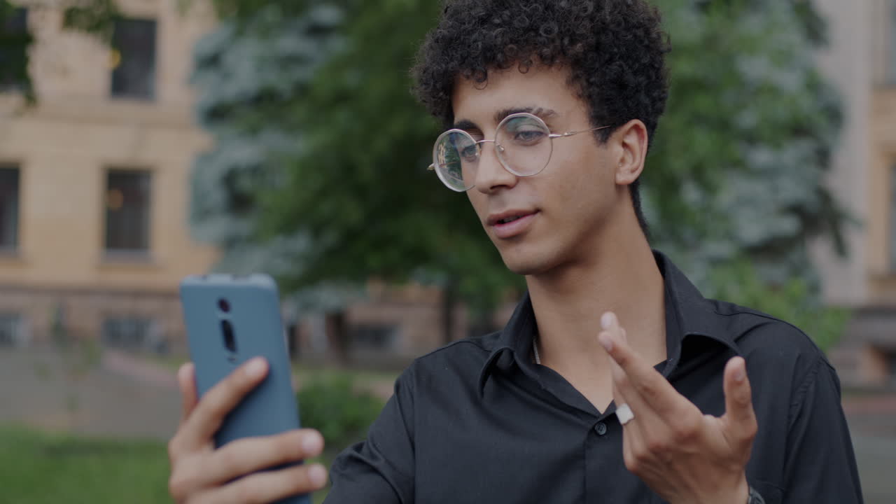 joven con smartphone