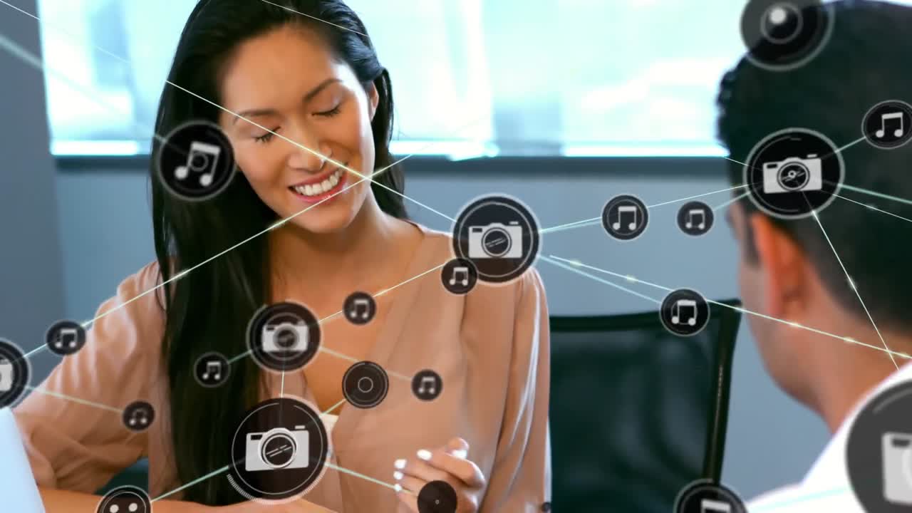 animación de una red de iconos digitales sobre hombres y mujeres diversos discutiendo en la oficina