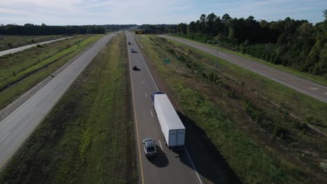 semi camion che guida sull'autostrada degli stati uniti