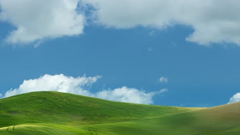 tuscany landscape: green hills and billowing clouds, 4k time-lapse