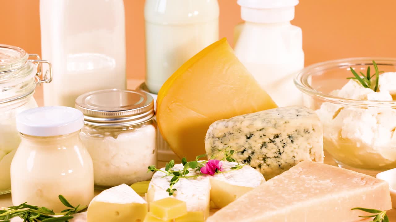 productos lácteos variados dispuestos en una mesa