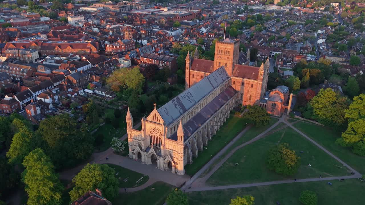 Eine filmreife Drohne nähert sich der St Albans Cathedral von oben und offenbart den malerischen gotischen Tempel und seine historische Architektur in einer atemberaubenden Luftaufnahme