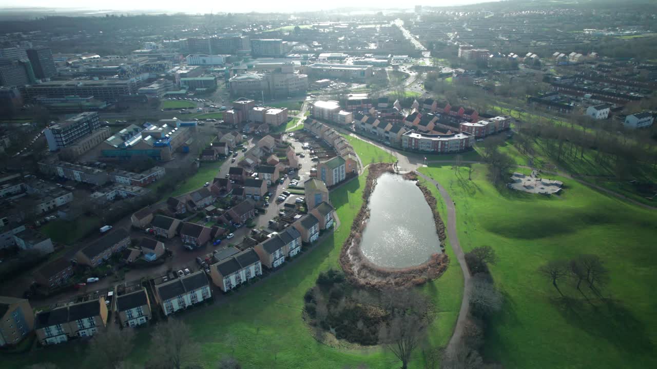 Gloucester Park på eftermiddagen i Basildon, Essex, flygbild med drönare