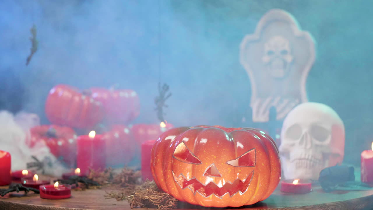 Natura morta di Halloween con zucche, candele e decorazioni spettrali