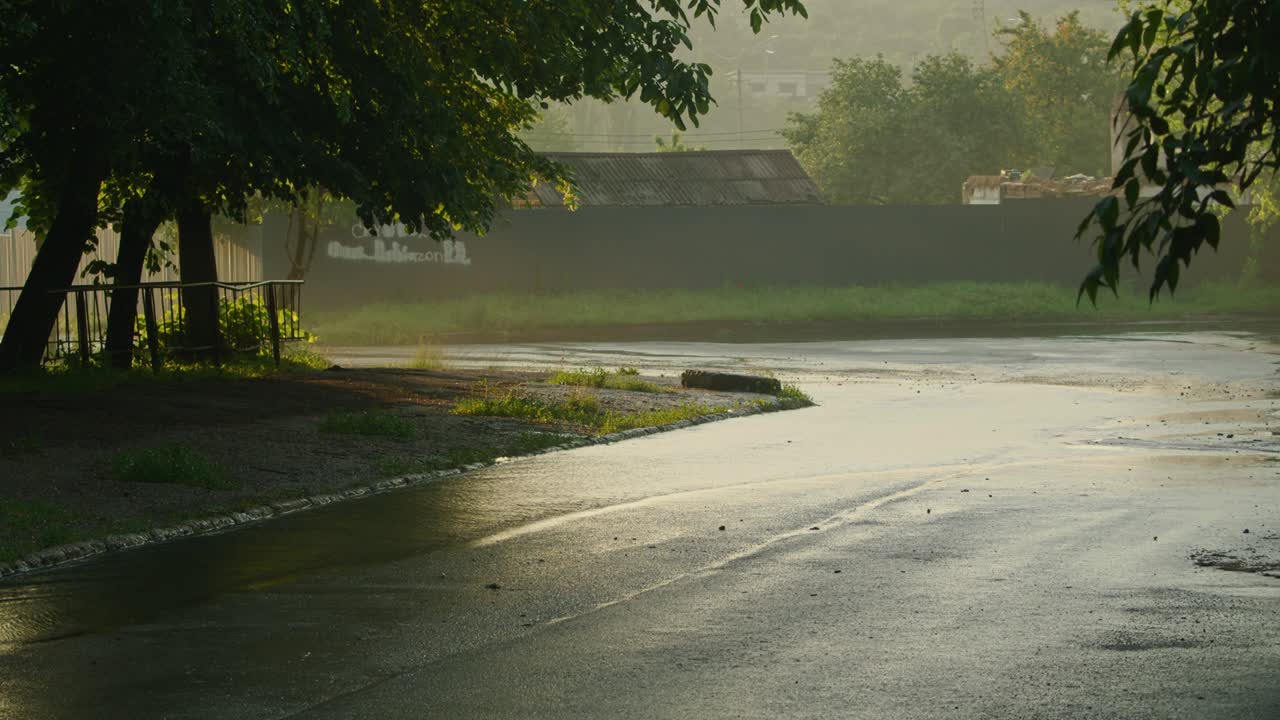 우물에서 물이 흘러나오는 것 - 물 공급 시스템의 돌파구 - 하수 - prores 422, bmpcc4k