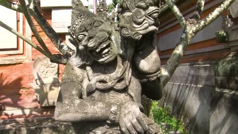 estatua en el pabellón de kertha gosa en bali, indonesia