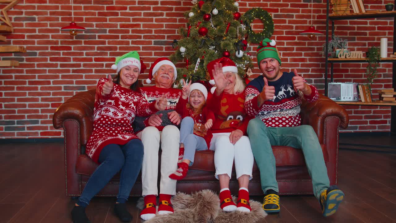 크리스마스를 축하하는 다세대 가족 셀카 초상화를 찍는 소녀는 휴대폰에 타이머를 설정했습니다