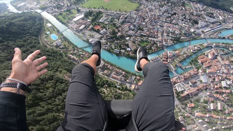 Erstaunlicher,-Epischer-Und-Farbenfroher-POV-Blick-Von-Einem-Gleitschirmflug-über-Ein-Kleines-Und-Hübsches-Dorf-In-Den-Schweizer-Alpen