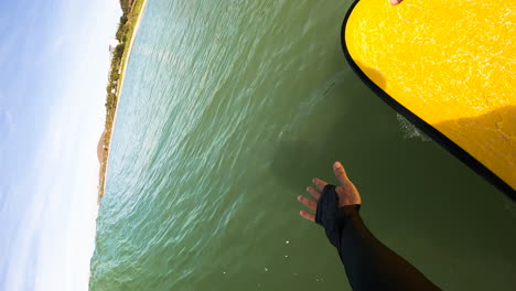 surfista de tiro vertical cabalgando sobre una ola perfecta acercándose