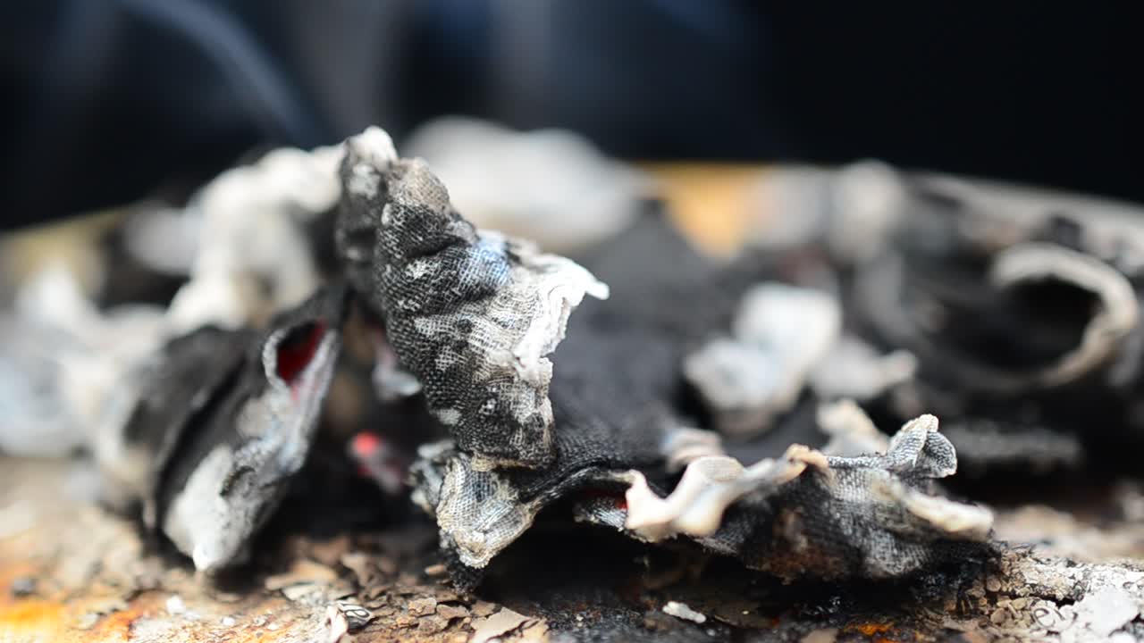 Kain yang terbakar. Kain yang terbakar dengan latar belakang hitam