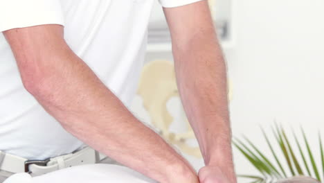 fisioterapeuta haciendo masaje de cuello a su paciente