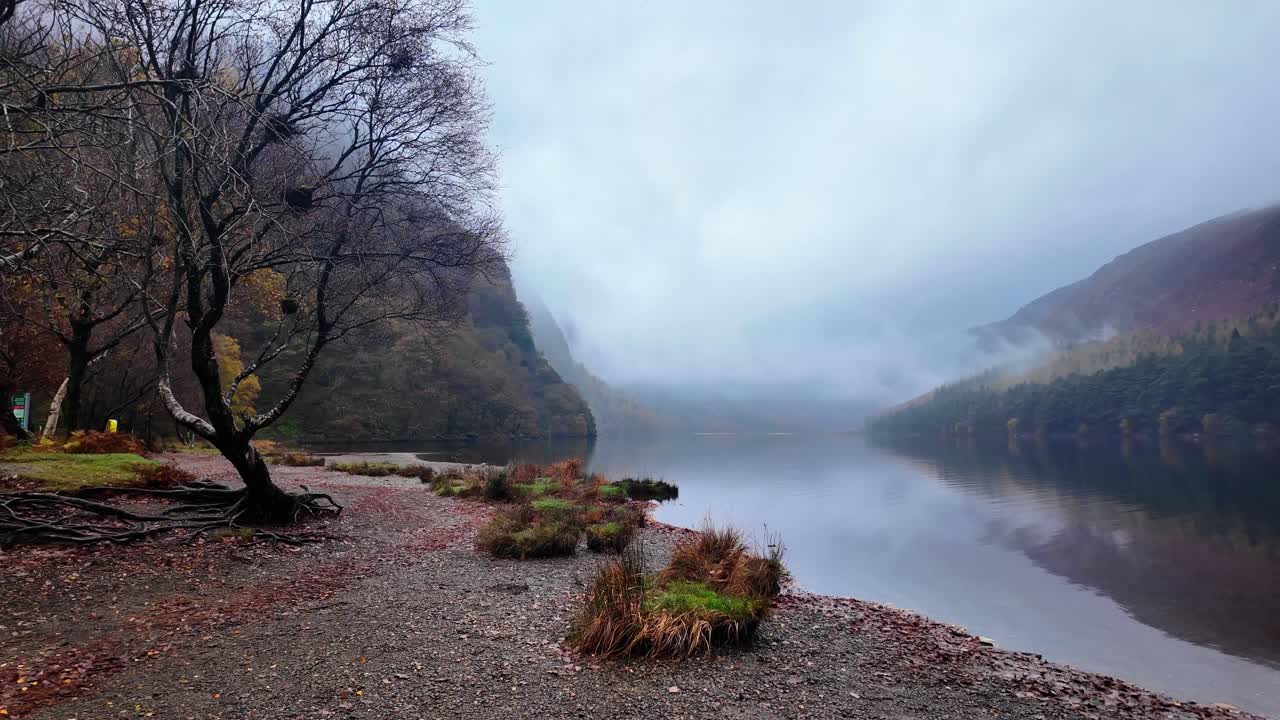 Pemandangan alam klasik di musim dingin Danau Atas Glendalough, Wicklow, Irlandia. Lokasi Epik.