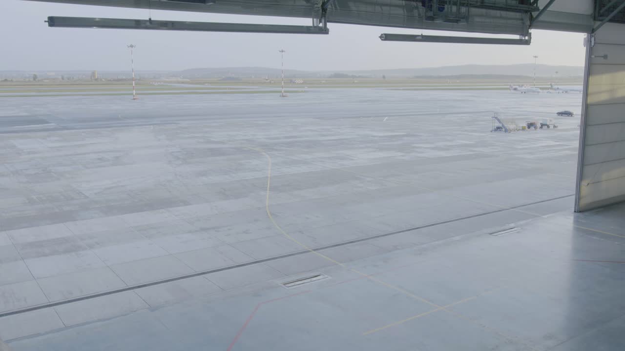 vista del hangar y la rampa del aeropuerto