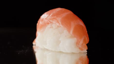 plato de sashimi, restaurante japonés, atún fresco y rebanadas de salmón en un café moderno, comida tradicional, plato de pescado rojo crudo, omega 3.