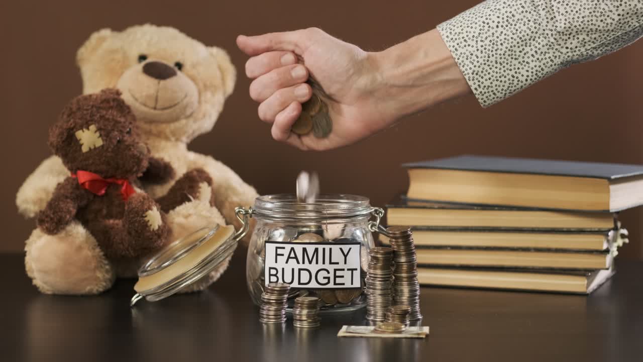 가족 예산으로 유리통에 돈을 넣는 남자