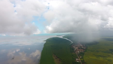 Drohnenansicht-Des-Dorfes-Awala-Yalimapo-In-Guayana.-Regnerischen-Tag