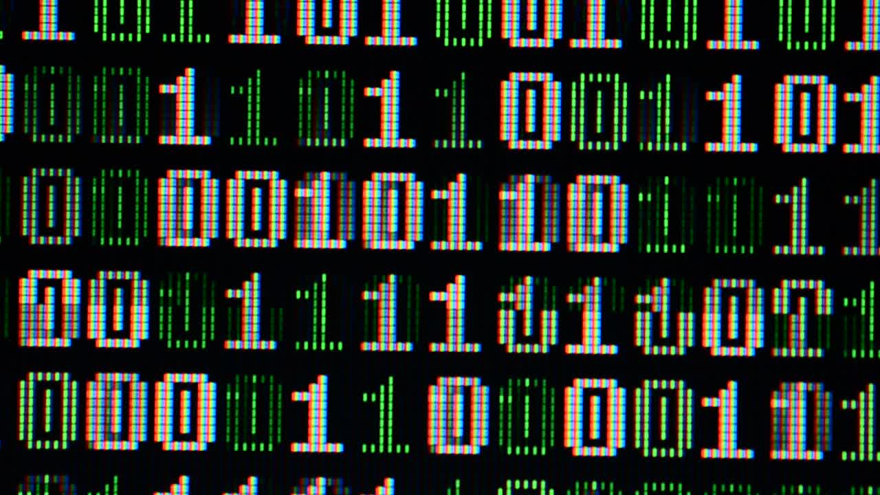 Binärcode auf dem Monitorbildschirm. Eine Aufnahme von Binärcode als Hintergrund.