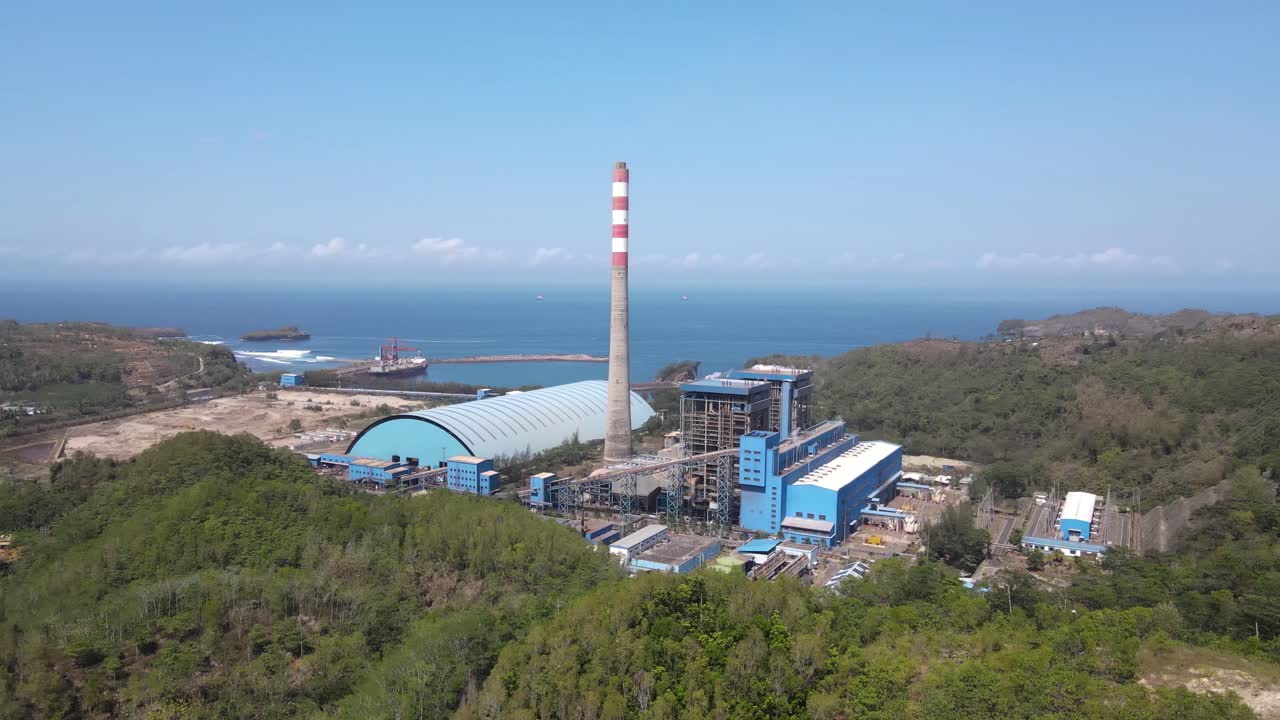 산과 자바 섬의 남쪽 해안 사이에 있는 파시탄 지구에 위치한 증기 발전소의 공중 사진