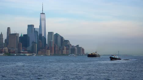 Barcos-En-El-Río-Con-El-Fondo-Del-Horizonte-De-Manhattan---Vista-De-Mano