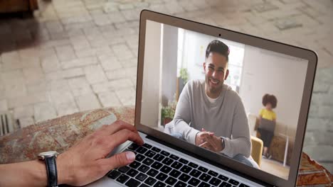 hombre teniendo un video chat