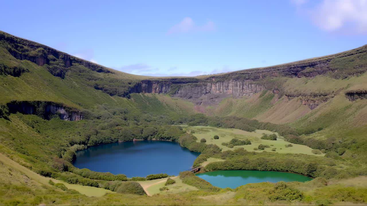 Veduta aerea di un cratere vulcanico con due laghi distinti