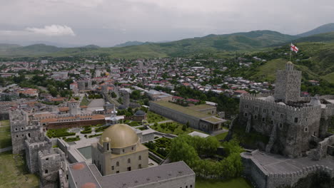 vista aérea del complejo del castillo de akhaltsikhe cerca de vardzia, samtskhe-javakheti, georgia del sur