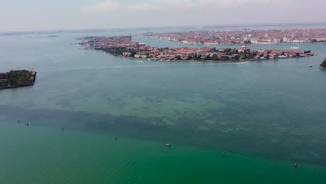 Ziehen-Sie-Drohnenaufnahmen-Zurück,-Die-Tagsüber-Die-Inseln-Von-Venedig-Zeigen,-Das-Beliebte-Reiseziel-Für-Romantiker,-Das-Atemberaubende-Architektur,-Türkisfarbene-Lagunen-Und-Kanäle-Hervorhebt