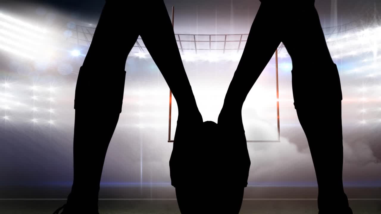 스포츠 경기장 배경 에 공 을 가진 미국 축구 선수 의 실루 ⁇  의 애니메이션