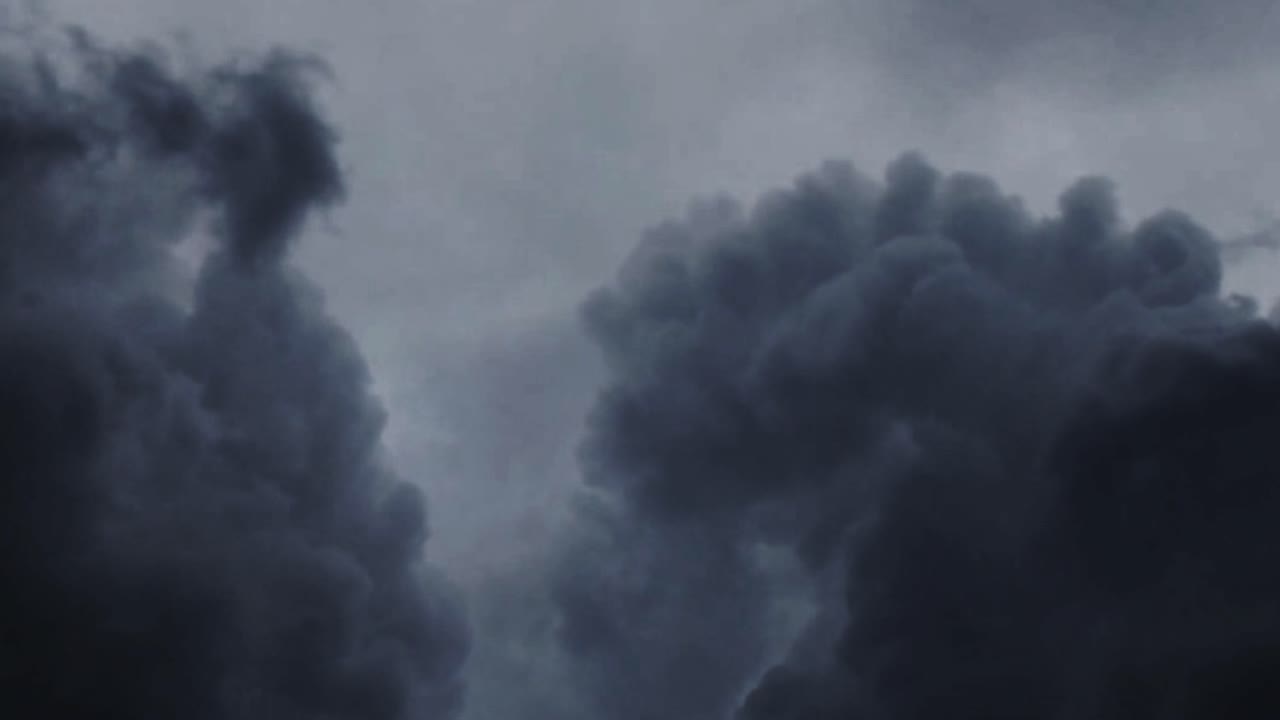 어두운 하늘을 가로질러 이동하는 적란운에서 뇌우가 발생했습니다.