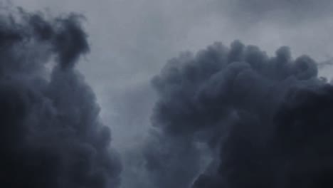 una tormenta estaba ocurriendo en las nubes cumulonimbus moviéndose a través del cielo oscuro