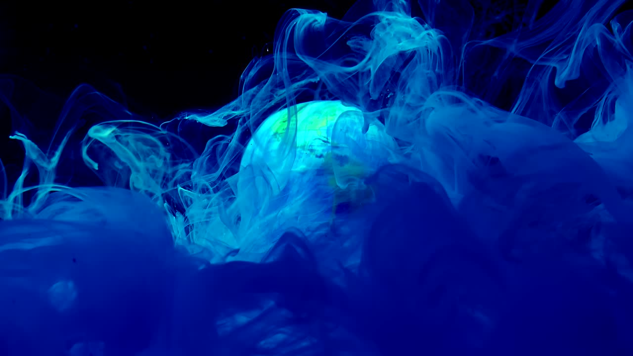 planeta tierra en la niebla azul. tinta de acuarela azul en el agua sobre un fondo negro.