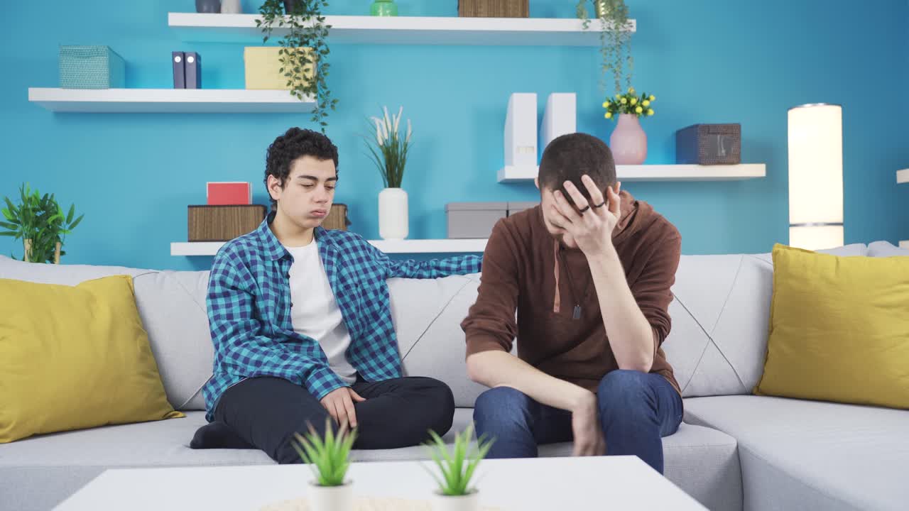 슬프고 우울한 동생을 즐겁게 하고 웃게 하는 귀여운 남동생.