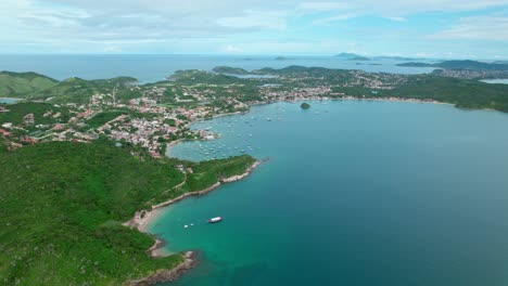 Vista-De-Pájaro-Estableciendo-La-Variedad-De-Playas-En-Búzios,-Brasil