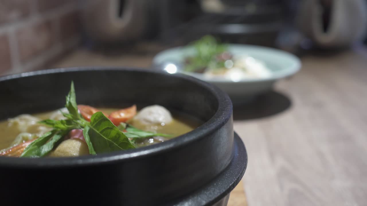 cerca de la olla caliente de salsa de barbacoa en un restaurante chino.