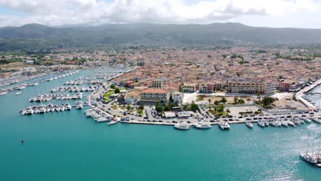 Lefkas-Stadt,-Herrliche-Aussicht-Auf-Den-Kleinen-Yachthafen-Für-Fischerboote-Mit-Der-Schönen-Promenade,-Ionische-Inseln,-Griechenland