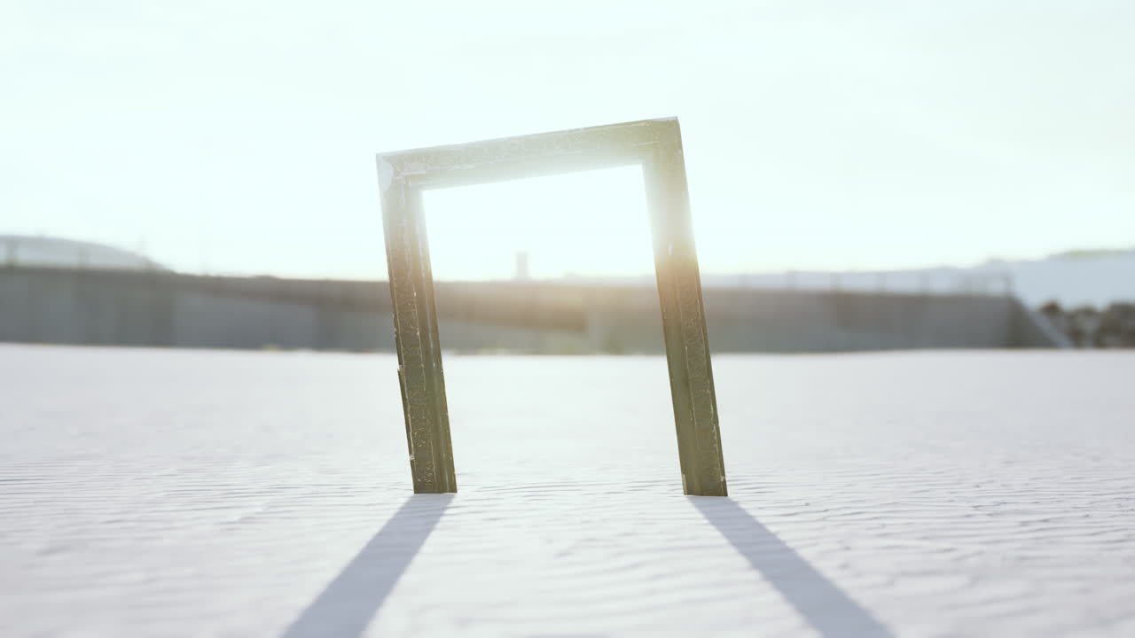 해변의 모래에 빈 나무 그림 프레임