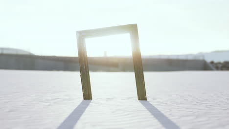 해변의 모래에 빈 나무 그림 프레임