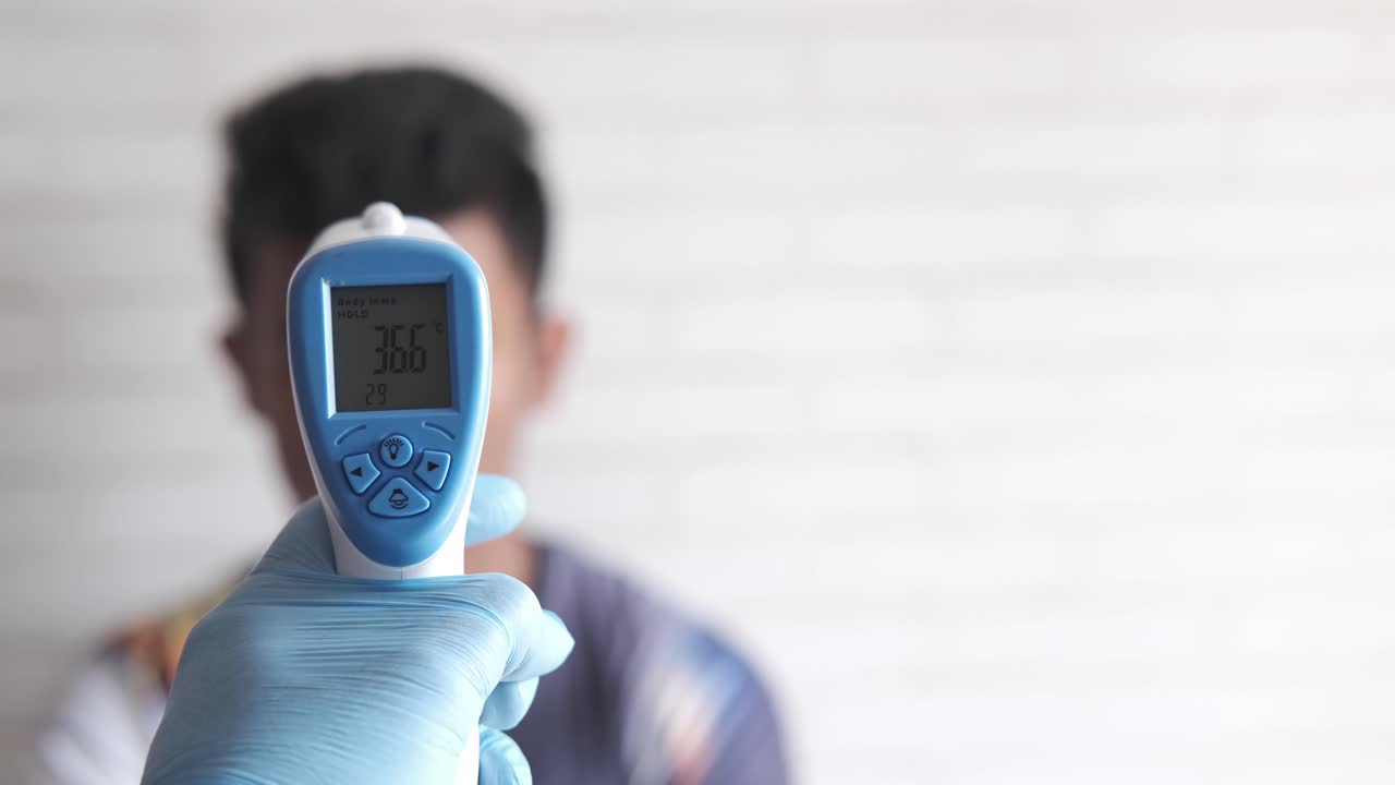 온도계로 체온을 측정하는 것