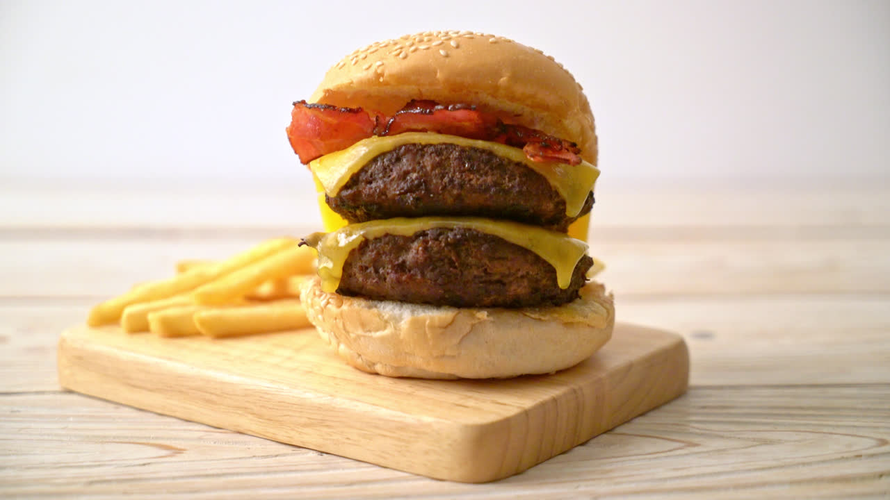 hamburguesas o hamburguesas de ternera con queso, tocino y papas fritas - estilo de comida poco saludable