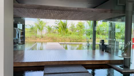 vista serena del complejo con agua y vegetación