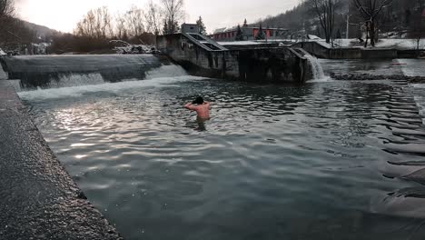 Niño-Metiéndose-En-Agua-Fría-Durante-La-Temporada-De-Invierno