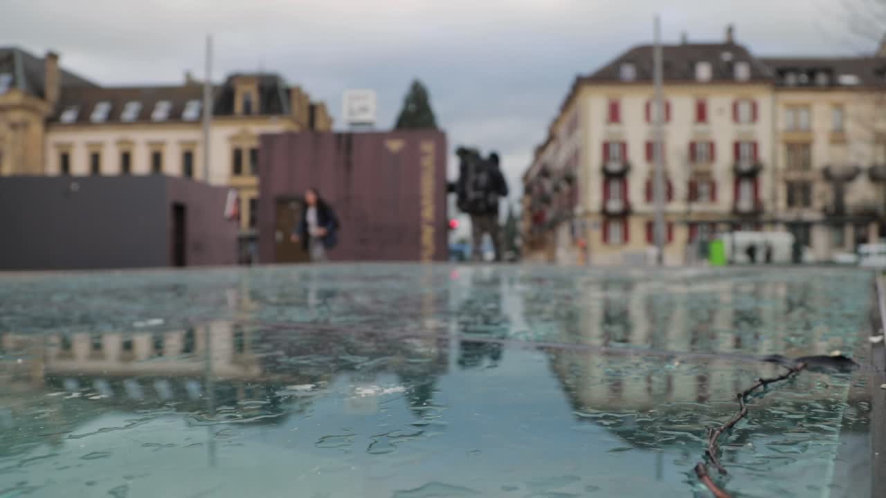 camminatore che passa di riflesso a causa del tempo umido